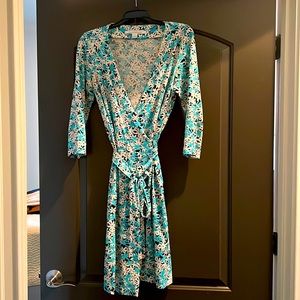 Diane Von Furstenberg fun flowery Silky Wrap Dress - Size 8